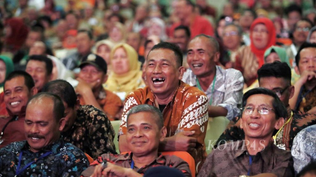 Aparatur sipil negara yang akan segera pensiun ataupun yang sudah pensiun tertawa lepas saat komedian Cak Lontong dan Nur Akbar menghibur mereka dalam acara Program Wirausaha ASN dan Pensiunan di Sentul International Convention Center, Bogor, Jawa Barat, Rabu (16/1/2019). 