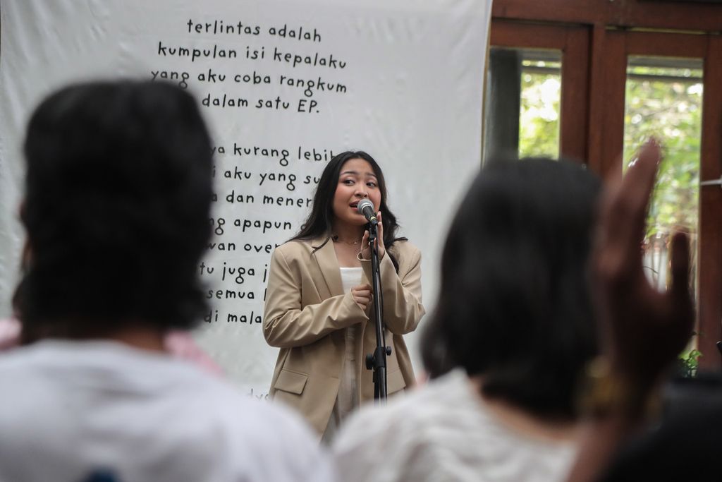 Bernadya menyanyikan beberapa lagu saat merilis mini albumnya di Dia.Lo.Gue Artspace, Kemang, Jakarta, Jumat (23/6/2023). Penyanyi Bernadya merilis mini albumnya yang berjudul <i>Terlintas</i> di bawah naungan label rekaman JUNI Records.