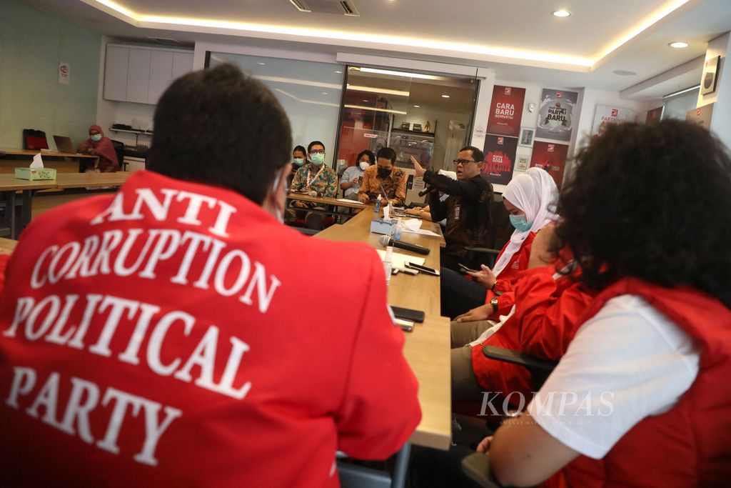 Pelaksana Tugas Deputi Bidang Pendidikan dan Peran Serta Masyarakat Komisi Pemberantasan Korupsi (KPK) Wawan Wardiana menyampaikan materi saat sosialisasi penerapan Sistem Integritas Partai Politik (SIPP) di Kantor DPP Partai Solidaritas Indonesia (PSI), Jakarta, Jumat (16/4/2021). Sosialisasi ini diharapkan bisa membuat partai politik menjadi bagian dari agenda pemberantasan korupsi. Sebelumnya KPK juga melakukan kegiata serupa ke PDI Perjuangan, PPP, Gerindra, dan PKS.