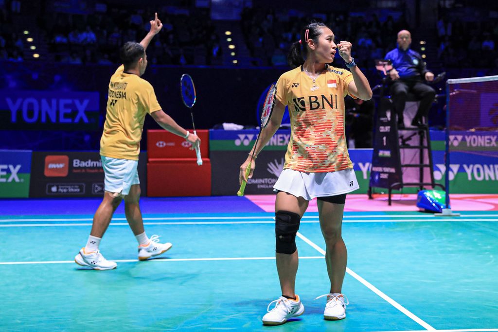 Ekspresi ganda campuran Indonesia, Rehan Naufal Kusharjanto/Lisa Ayu Kusumawati, dalam pertandingan perempat final All England melawan ganda campuran Jepang, Kyohei Yamashita/Naru Shinoya, di Utilita Arena Birmingham, Inggris, Jumat (17/3/2023). Rehan/Lisa menang dengan skor 21-19, 15-21, 21-19.