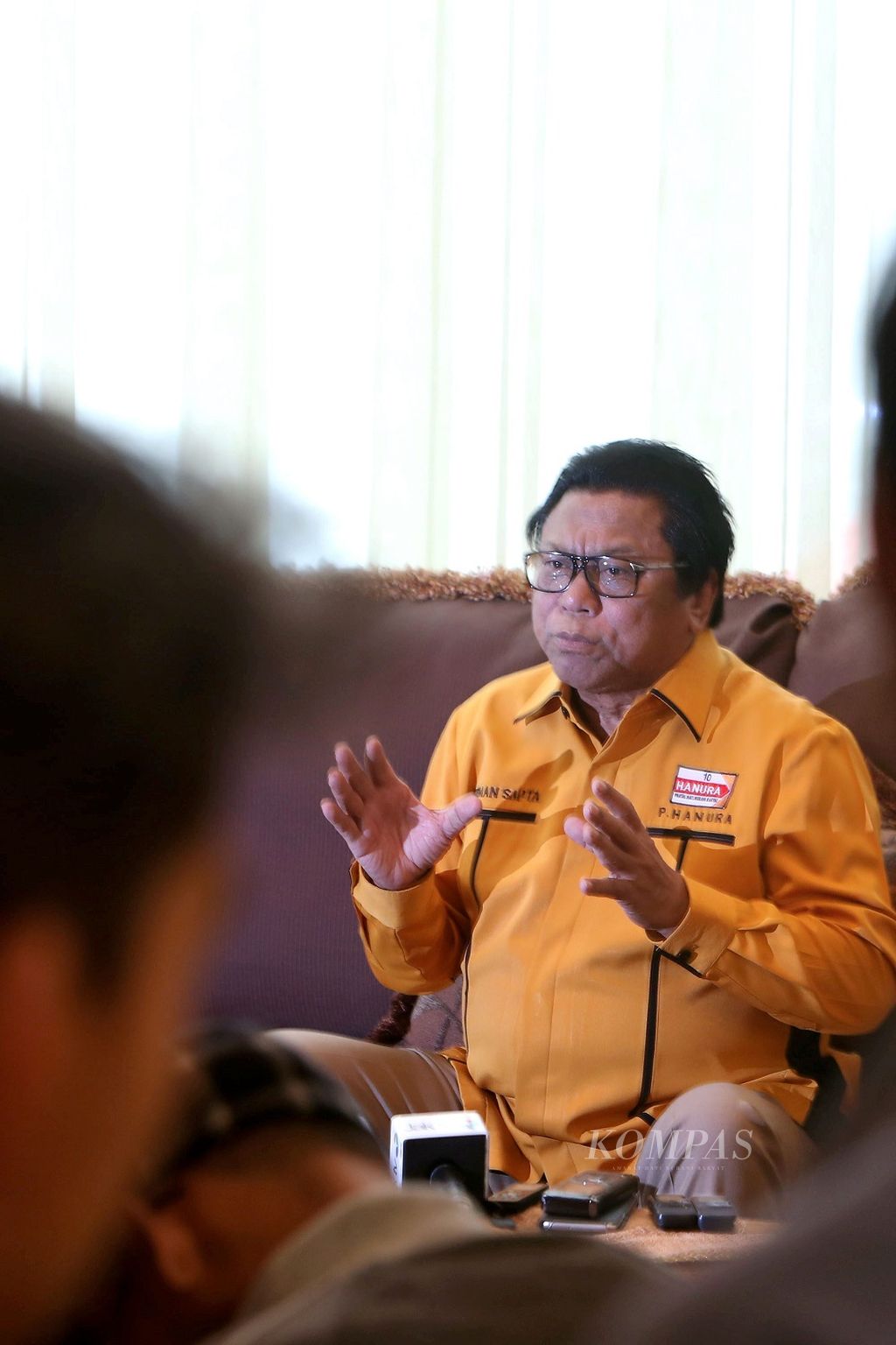 Ketua Umum Hanura yang baru, Oesman Sapta, memberi keterangan kepada wartawan terkait rencananya untuk memajukan Hanura di kediamannya di Jakarta, Kamis (22/12/2016). Oesman Sapta menjadi Ketua Umum setelah terpilih dalam Musyawarah Nasional Luar Biasa Hanura menggantikan Wiranto, sehari sebelumnya.
