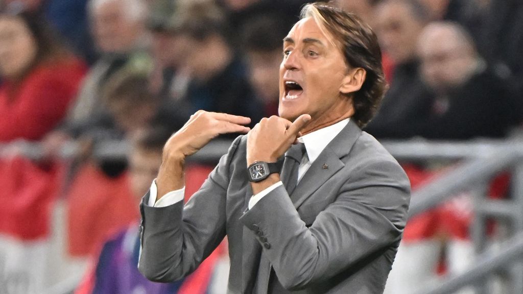 Pelatih timnas Italia, Roberto Mancini, memberi isyarat kepada para pemainnya dari tepi lapangan selama laga melawan Hongaria. Kemenangan ini menyebabkan Italia lebih unggul dalam lima pertemuan terakhir mereka, yaitu menang tiga kali, seri sekali, dan sekali kalah. 
