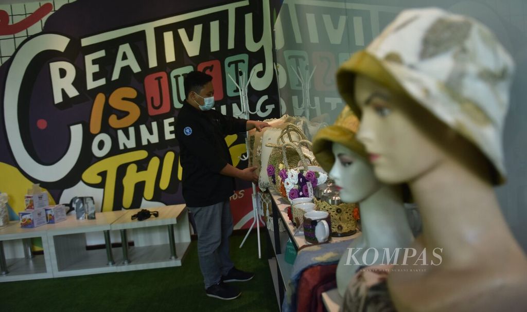 Petugas menyusun produk kerajinan buatan pelaku UMKM dampingan Sampoerna Entrepreneurship Training Center (SETC), Kabupaten Pasuruan, Jawa Timur, Kamis (2/6/2022). 