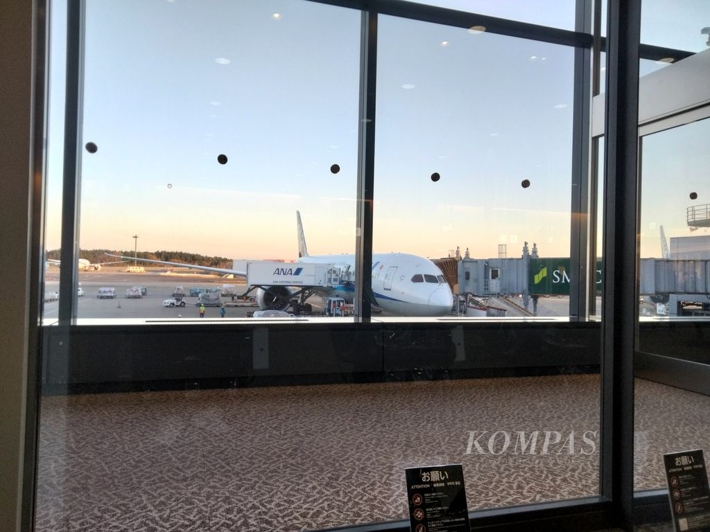 Salah satu sudut ruang tunggu keberangkatan di Bandara Narita Tokyo, Minggu (27/11/2022). Ruang tunggu ini antara lain dilengkapi kursi pijat bagi penumpang untuk relaksasi sembari menunggu keberangkatan pesawat.