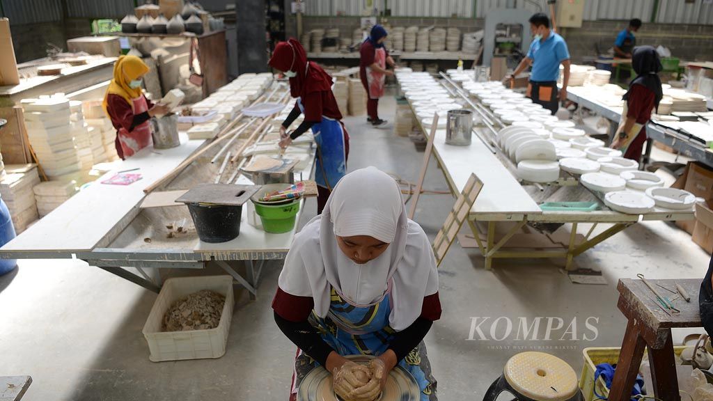 https://assetd.kompas.id/viUaUJq0oSA2ou4mgtX80R-U3uU=/1024x576/filters:watermark(https://cdn-content.kompas.id/umum/kompas_main_logo.png,-16p,-13p,0)/https%3A%2F%2Fkompas.id%2Fwp-content%2Fuploads%2F2018%2F09%2F20180627_MURID-SMK_B_web.jpg