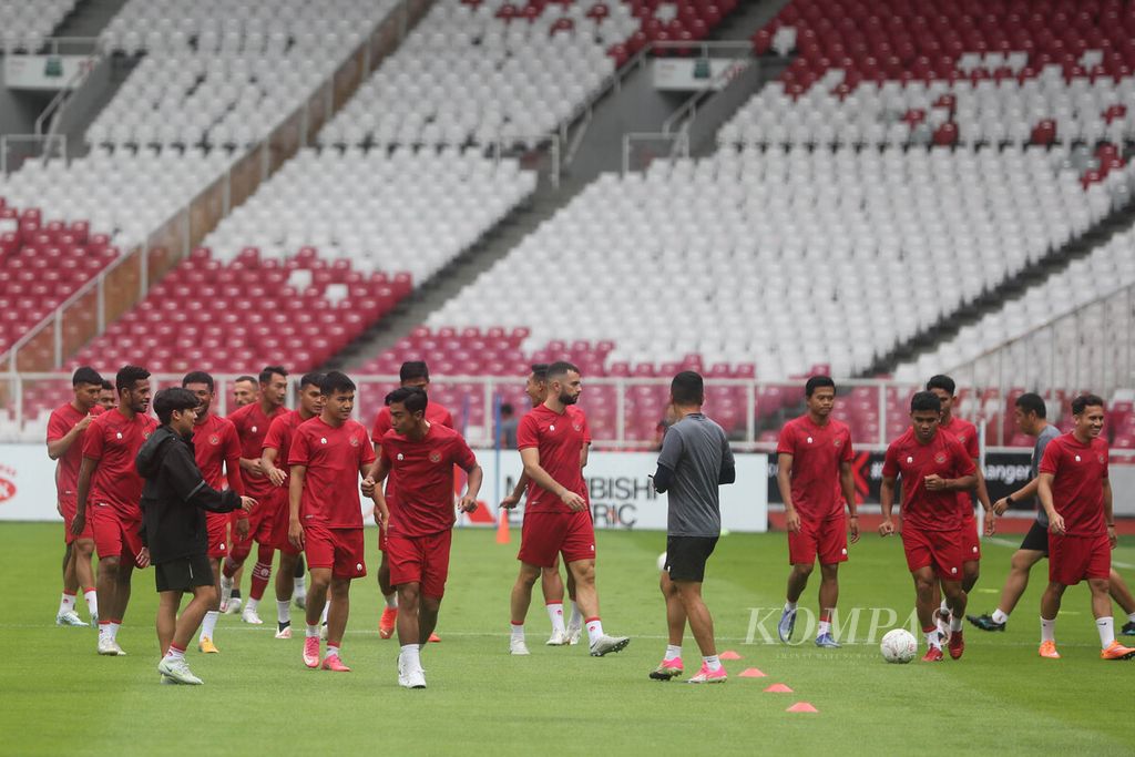 Para pemain tim nasional Indonesia melakukan pemanasan pada sesi latihan tim di Stadion Utama Gelora Bung Karno, Jakarta, Rabu (28/12/2022). Tim asuhan pelatih Shin Tae-yong ini akan menghadapi Thailand pada laga ketiga Grup A Piala AFF, Kamis (29/12) pukul 16.30. 