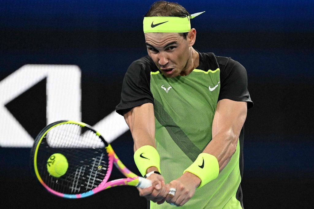 Rafael Nadal memukul bola saat melawan Cameron Norrie pada laga tunggal putra Piala United antara Spanyol dan Inggris Raya di Sydney, Australia, Sabtu (31/12/2022).