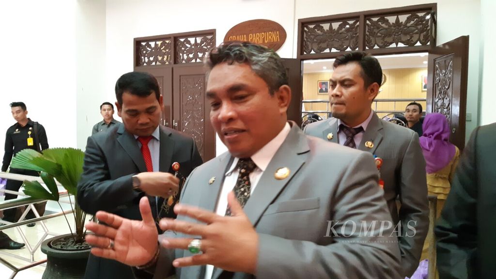 https://assetd.kompas.id/vnEbwOBMm-GjWG86Ot_Sh95KI4Q=/1024x576/filters:watermark(https://cdn-content.kompas.id/umum/kompas_main_logo.png,-16p,-13p,0)/https%3A%2F%2Fkompas.id%2Fwp-content%2Fuploads%2F2019%2F04%2F20190409jum-wali-kota-banjarbaru_1554817962.jpg