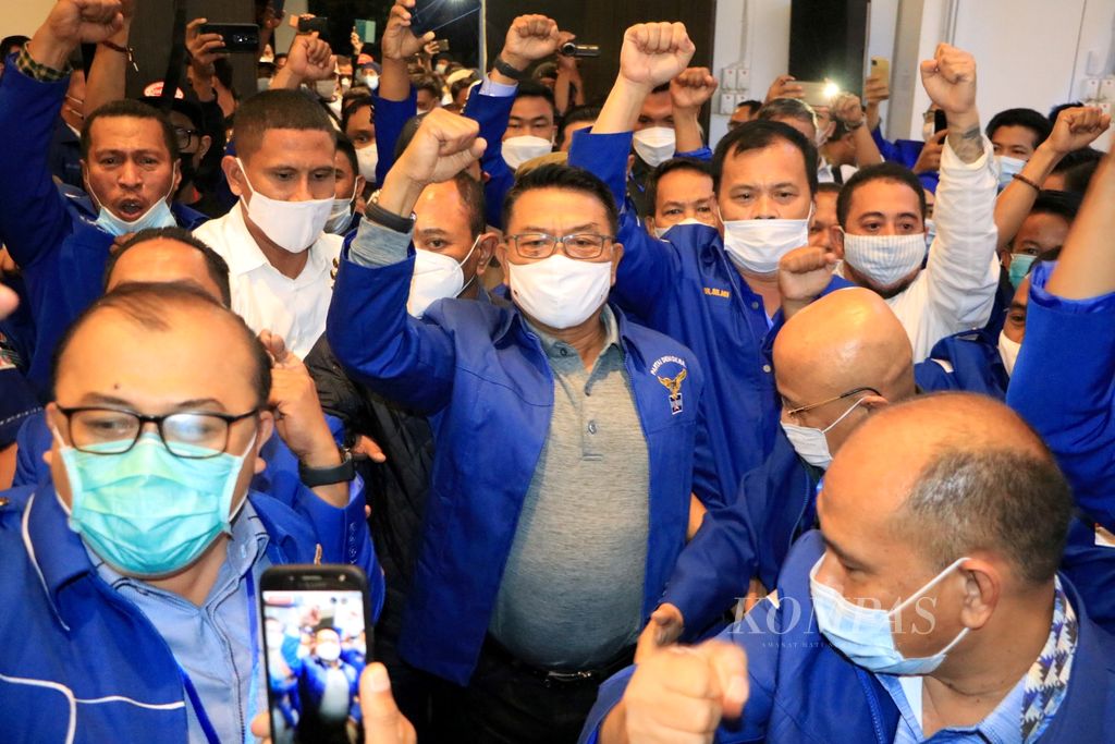 Moeldoko disambut saat tiba di Kongres Luar Biasa Partai Demokrat di Deli Serdang, Sumatera Utara, Jumat (5/3/2021) malam. KLB itu memilih Moeldoko sebagai Ketua Umum.