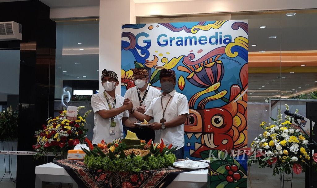Gramedia menghadirkan pembaruan di toko buku Gramedia Bali Mal Galeria di Mal Bali Galeria, Kuta, Badung. Acara potong tumpeng menyemarakkan seremonial pembukaan kembali toko buku Gramedia Bali Mal Galeria, Sabtu (16/7/2022).