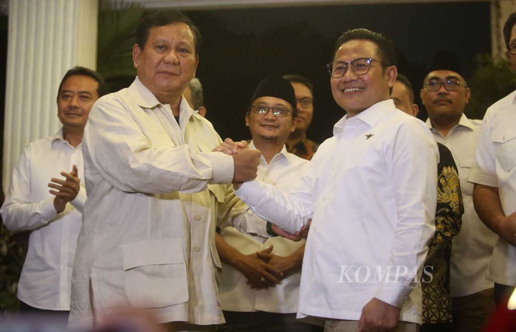 Ketua Umum Partai Gerindra Prabowo Subianto (kiri) berjabat tangan dengan Ketua Umum Partai Kebangkitan Bangsa Muhaimin Iskandar seusai pertemuan di kediaman Prabowo di Jalan Kertanegara, Kebayoran Baru, Jakarta Selatan, Sabtu (18/6/2022). 