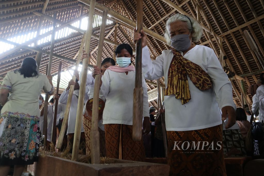 Warga Sunda Wiwitan menumbuk padi saat perayaan Seren Taun 22 Rayagung 1955 Saka Sunda di Kelurahan Cigugur, Kabupaten Kuningan, Jawa Barat, Jumat (22/7/2022). Masyarakat mengumpulkan 22 kuintal gabah hasil panen. Sebanyak 20 kuintal di antaranya ditumbuk secara tradisional, sedangkan 2 kuintal disiapkan sebagai bibit.
