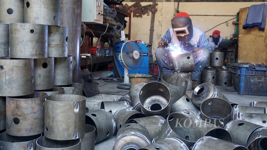https://assetd.kompas.id/vpdqoEaO8MXlbbwd6GvbC_yJ7os=/1024x576/filters:watermark(https://cdn-content.kompas.id/umum/kompas_main_logo.png,-16p,-13p,0)/https%3A%2F%2Fkompas.id%2Fwp-content%2Fuploads%2F2018%2F10%2F20181010_INDUSTRI-LOGAM_A_web_1539181849.jpg