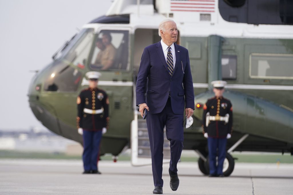 Presiden Amerika Serikat Joe Biden berjalan menuju Air Force One di Bandar Udara Internasional OHare di Chicago, Rabu (11/5/2022). Selepas kunjungan di Chicago, Biden menuju Washington untuk menggelar Konferensi Tingkat Tinggi ASEAN-AS. 