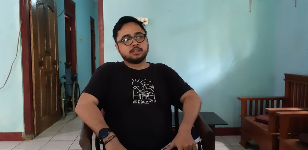 Leonardus Dewala (32) yang menghadapi tuduhan eksploitasi seksual oleh 74 perempuan di akun Instagram @aliskamugemash menyatakan tak terima dengan tuduhan itu di di rumahnya di Kabupaten Magelang, Jawa Tengah, Rabu (23/3/2022).