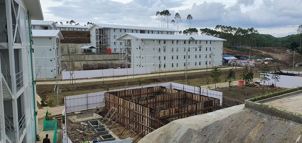 Flats for construction workers in the capital city of the Nusantara  continue to be built. Currently, 7,800 construction workers are at the IKN working on land preparation and completing the provision of flats. Photo taken Thursday (23/2/2022)