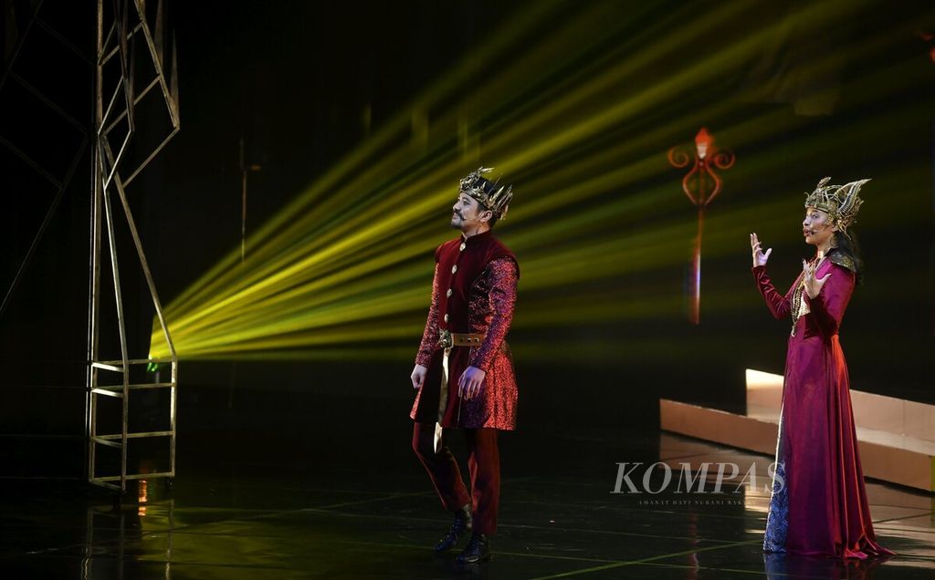 Teater Musikal Ken Dedes dipentaskan oleh EKI Dance Company di Ciputra Artpreneur, Jakarta, Jumat (17/3/2023). Kisah Ken Dedes tersebut ditampilkan dalam musikal modern dengan memadukan kreasi balet, kontemporer, dan etnik. 