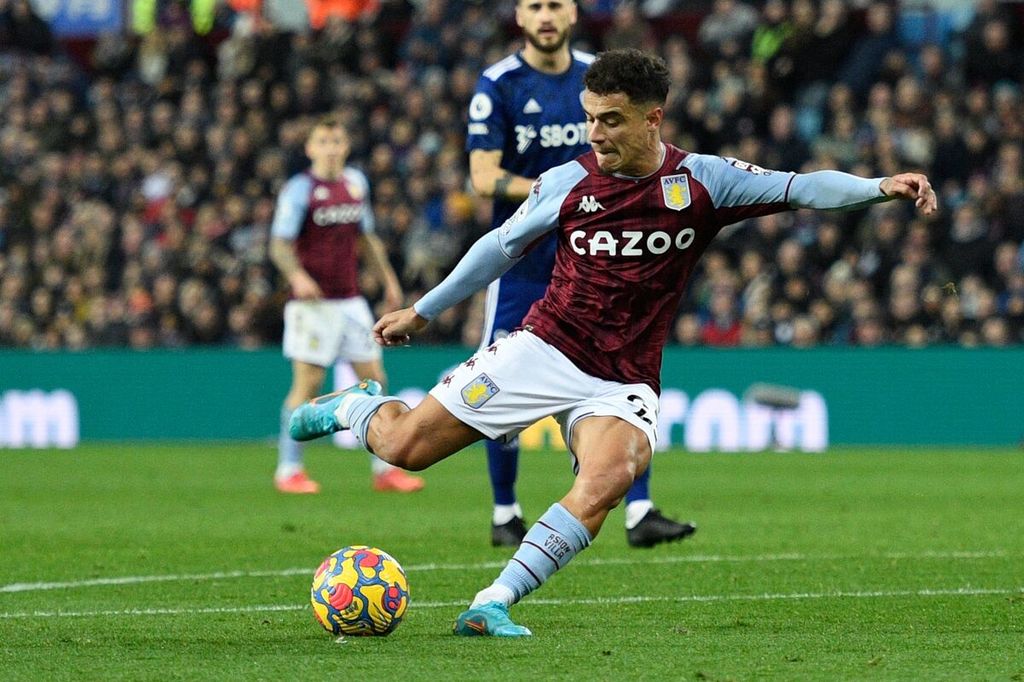 Gelandang Aston Villa, Philippe Coutinho, menendang bola y ang berujung gol ke gawang Leeds United pada laga Liga Inggris di Stadion Villa Park, Birmingham, Kamis (10/2/2022) dini hari WIB. Laga itu berakhir imbang, 3-3.