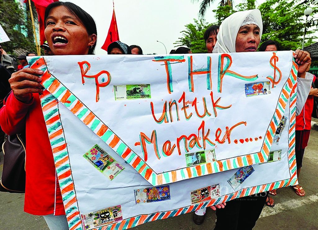 Puluhan buruh dari sejumlah perusahaan di Jakarta dan Tangerang saat berunjuk rasa di Kantor Kementerian Tenaga Kerja dan Transmigrasi di Jakarta, Senin (13/8/2012). 