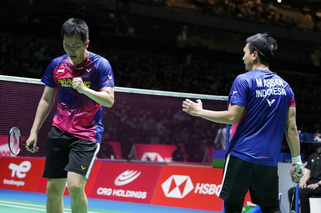 Ganda putra Indonesia, Mohammad Ahsan (kanan) dan Hendra Setiawan, merayakan poin yang diraih dari ganda Jerman, Mark Lamsfuss dan Marvin Seidel, pada Kejuaraan Dunia Bulu Tangkis di Tokyo, Jepang, Kamis (25/8/2022). Hendra Ahsan menang dengan skor 21-18, 23-21.