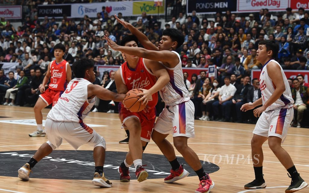 Pemain tim basket putra SMA Jubille Jakarta, Timothy Marvel (kanan), menahan pergerakan pemain tim basket Bukit Sion Jakarta, Joel Mathew Taslim, dalam pertandingan final Developmental Basketball League (DBL) Seri DKI Jakarta 2023 di Indonesia Arena, Jakarta, Jumat (17/11/2023). Tim basket putra SMA Jubille Jakarta meraih juara setelah mengalahkan tim basket putra SMA Bukit Sion dengan skor akhir 53-52 