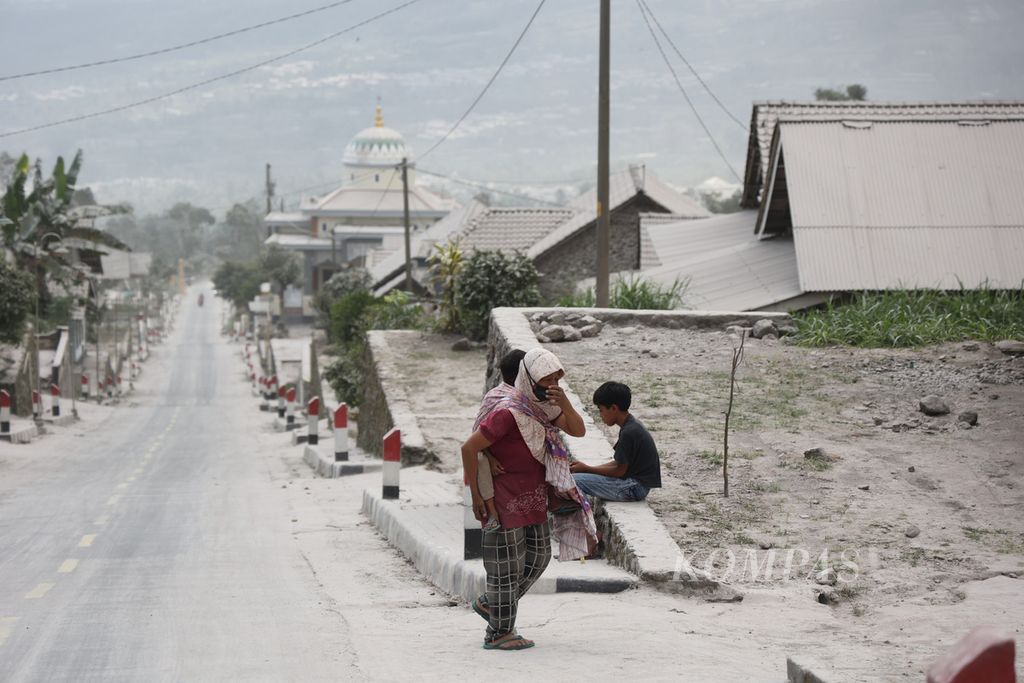 Abu vulkanik dari Gunung Merapi menyelimuti kawasan Dusun Stabelan, Desa Tlogolele, Kabupaten Boyolali, Jawa Tengah, Senin (13/3/2023). 