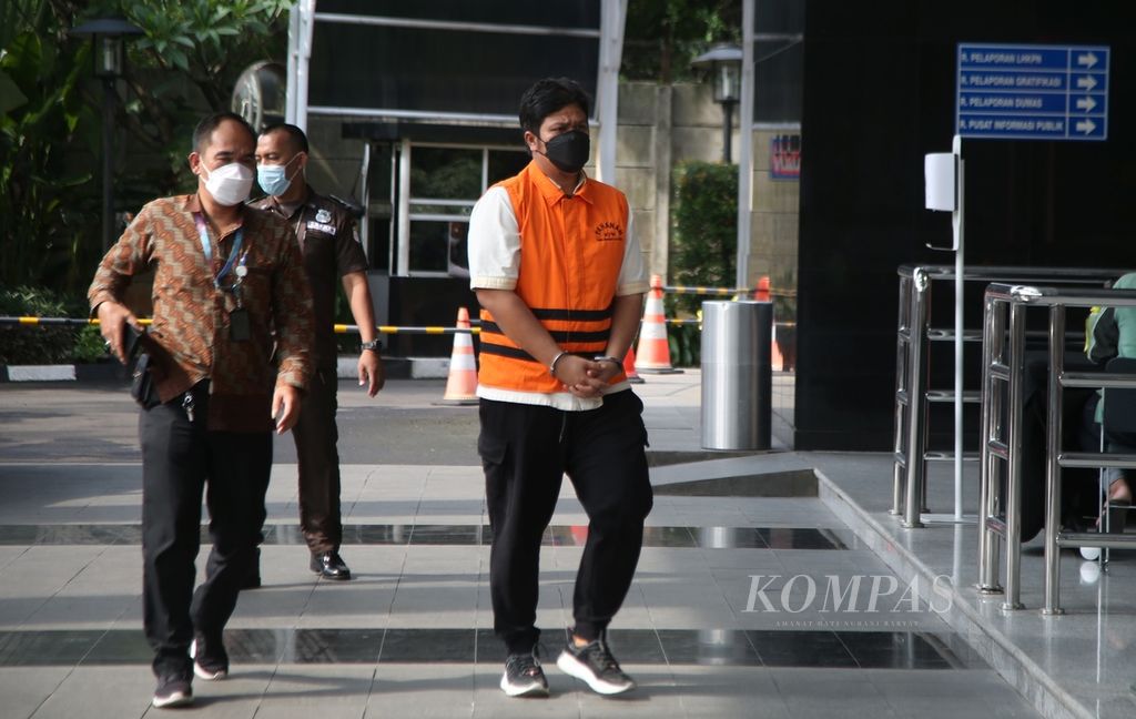 Bupati Kuantan Singingi Andi Putra (kanan) menjalani pemeriksaan di Gedung Komisi Pemberantasan Korupsi (KPK), Jakarta, Jumat (5/11/2021). Andi Putra ditetapkan KPK sebagai tersangka dugaan penerimaan hadiah atau janji oleh penyelenggara negara atau yang mewakilinya terkait perpanjangan izin hak guna usaha sawit di Kabupaten Kuantan Singingi.