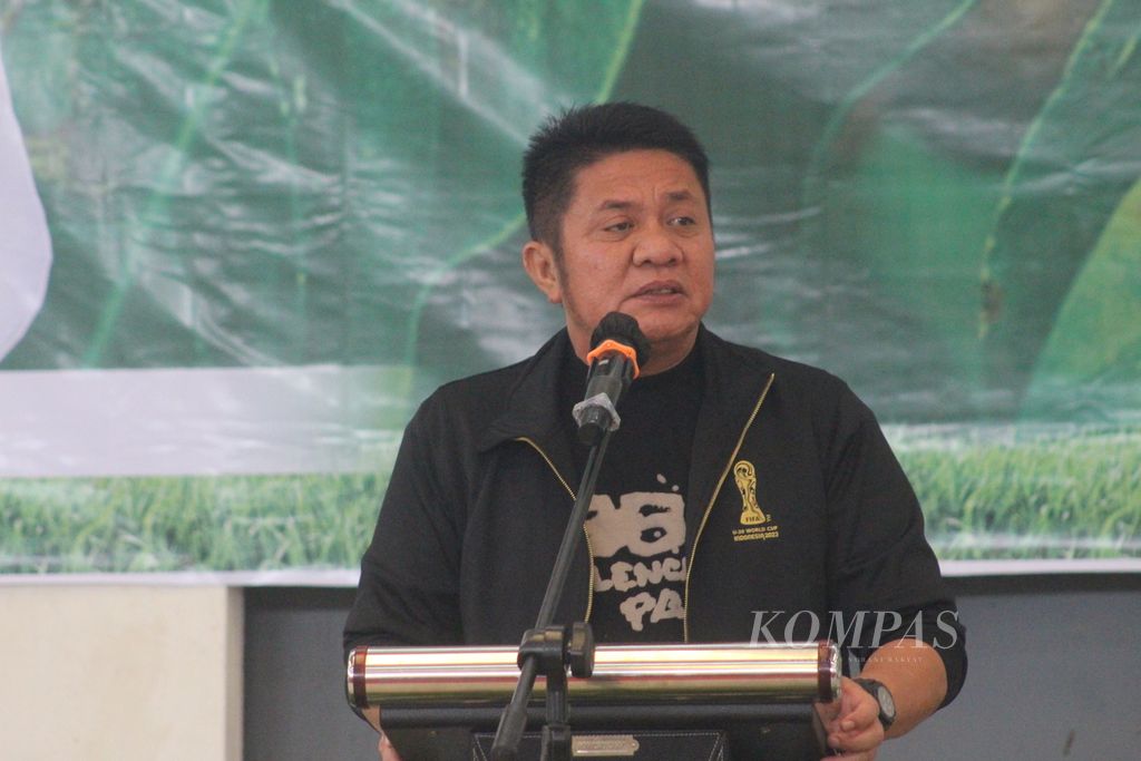 Gubernur Sumatera Selatan Herman Deru menyampaikan kekecewaannya karena Piala Dunia U-20 batal terselenggara akibat adanya penolakan dari segelintir pihak, Kamis (30/3/2023). Pembatalan ini menjadi kerugian besar bagi daerah yang sangat berharap piala dunia dapat mendongkrak perekonomian dari sektor pariwisata.