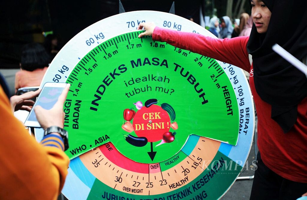 Papan indikator berat ideal dan konsultasi gizi menjadi layanan salah satu stan dalam Festival Gizi 2017 di halaman Balai Kota Bandung, Bandung, Jawa Barat, Minggu (5/11/2017). Pesan kampanye tentang pentingnya gizi diharapkan terus disosialisasikan mengingat banyaknya bahan makanan instan yang semakin jauh dari kebutuhan gizi, terutama anak-anak.