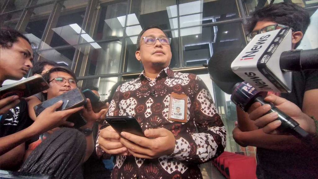 Kepala Bagian Pemberitaan KPK Ali Fikri saat doorstop di Gedung KPK di Jakarta, Jumat (17/3/2023).