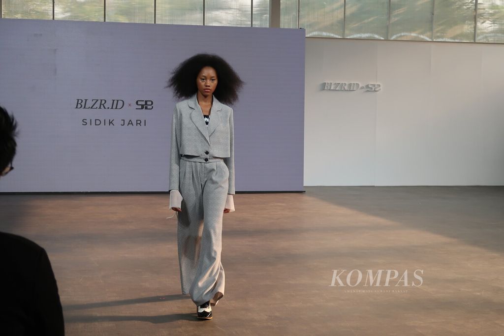 BLZR.ID (dibaca: blei.zer.ai.id) menggandeng Susan Budihardjo untuk menciptakan tampilan profesional yang modern. Tampak suasana "trunk show' bertajuk Sidik Jari yang menyajikan 32 set hasil karya dari kedua jenama di Open Door, Alam Sutera, Tangerang, Banten, Sabtu (16/9/2023).