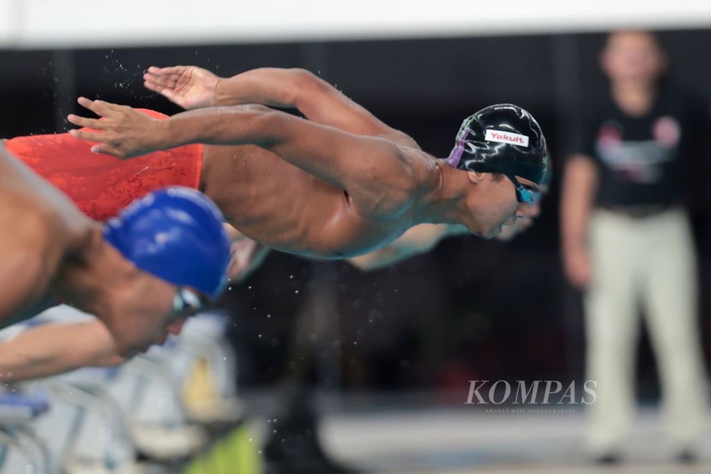 Perenang Jawa Barat, Aflah Fadlan Prawira, memulai start saat bertanding pada nomor 200 meter gaya ganti perseorangan putra kategori senior dalam Festival (Kejuaraan Nasional) Akuatik Indonesia 2022 di Stadion Akuatik Gelora Bung Karno, Senayan, Jakarta, Jumat (29/7/2022). Prawira menjadi yang tercepat dengan waktu 4 menit 29.52 detik. 