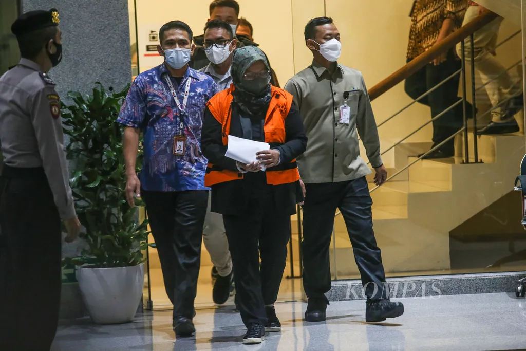 Bupati Bogor Ade Yasin terjaring operasi tangkap tangan Komisi Pemberantasan Korupsi yang digelar sejak Selasa (26/4/2022) malam hingga Kamis (28/4/2022) dini hari. OTT diduga terkait pemberian suap kepada pihak Badan Pemeriksa Keuangan Perwakilan Jawa Barat untuk pengurusan temuan laporan keuangan di Pemerintah Kabupaten Bogor. Ade Yasin diduga menyuap anggota tim audit BPK Perwakilan Jawa Barat dengan total Rp 1,024 miliar. 