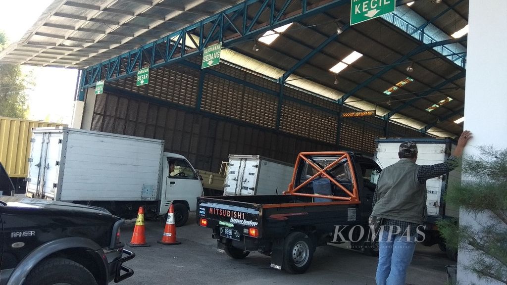 Antrean kendaraan bermotor terlihat saat hendak diuji kir di Balai Pengujian Kendaraan Bermotor (PKB) Bandung, Jawa Barat, Jumat (8/6/2018).