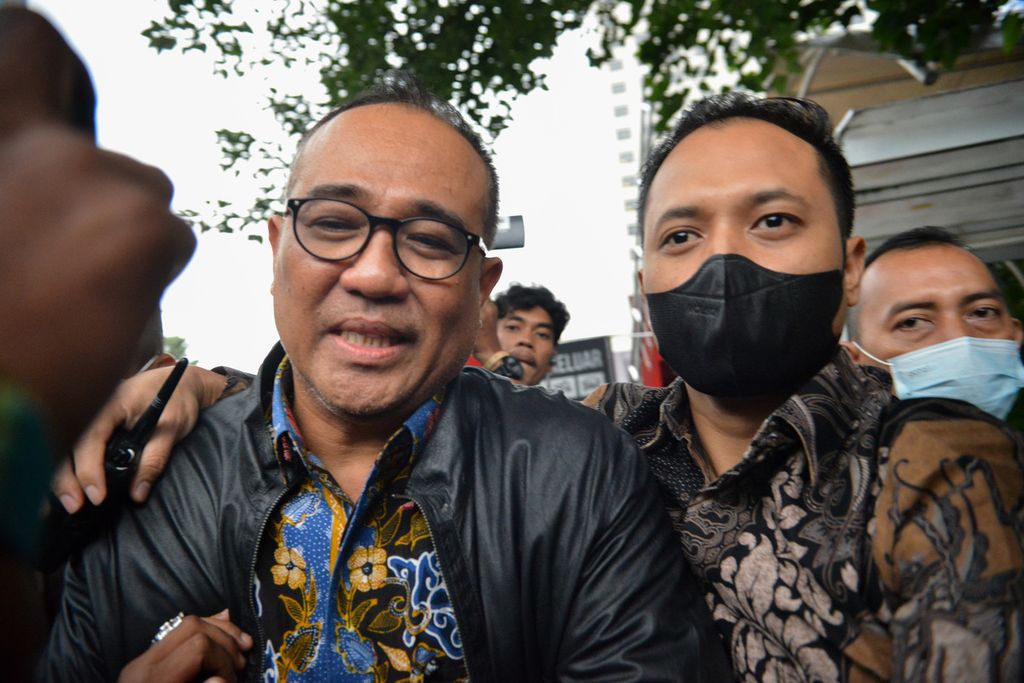 Bekas pejabat eselon III Direktorat Jenderal Pajak Kementerian Keuangan Rafael Alun Trisambodo (kiri) selesai diperiksa di Gedung Komisi Pemberantasan Korupsi (KPK), Jakarta, Rabu (1/3/2023). Ia diperiksa sekitar delapan jam. KPK mengklarifikasi informasi seputar enam perusahaan yang dimiliki Rafael yang dilaporkan dalam bentuk kepemilikan surat berharga dengan nominal Rp 1,55 miliar. Rafael Alun Trisambodo merupakan ayah dari tersangka Mario Dandy yang merupakan pelaku pemukulan terhadap Cristalino David Ozora. 