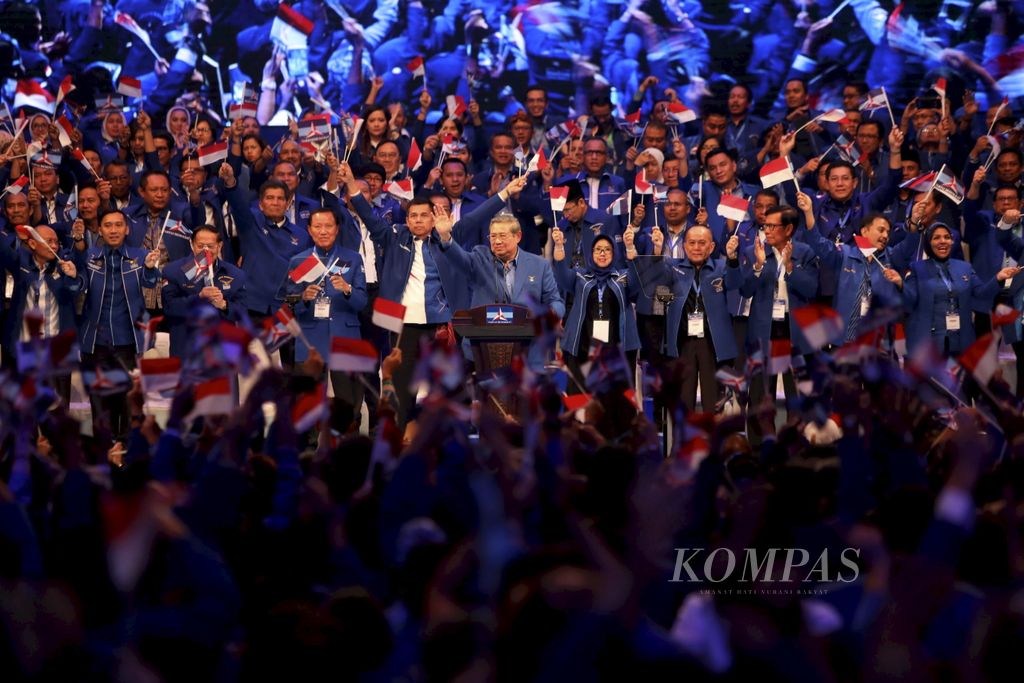 Ketua Umum Partai Demokrat Susilo Bambang Yudhoyono (SBY) melambaikan tangan setelah menyampaikan pidato politik pada Dies Natalis 15 tahun partai tersebut di Jakarta Convention Center, Selasa (7/2/2017). Pada kesempatan tersebut, SBY menekankan perlunya menjaga kebhinekaan bangsa.