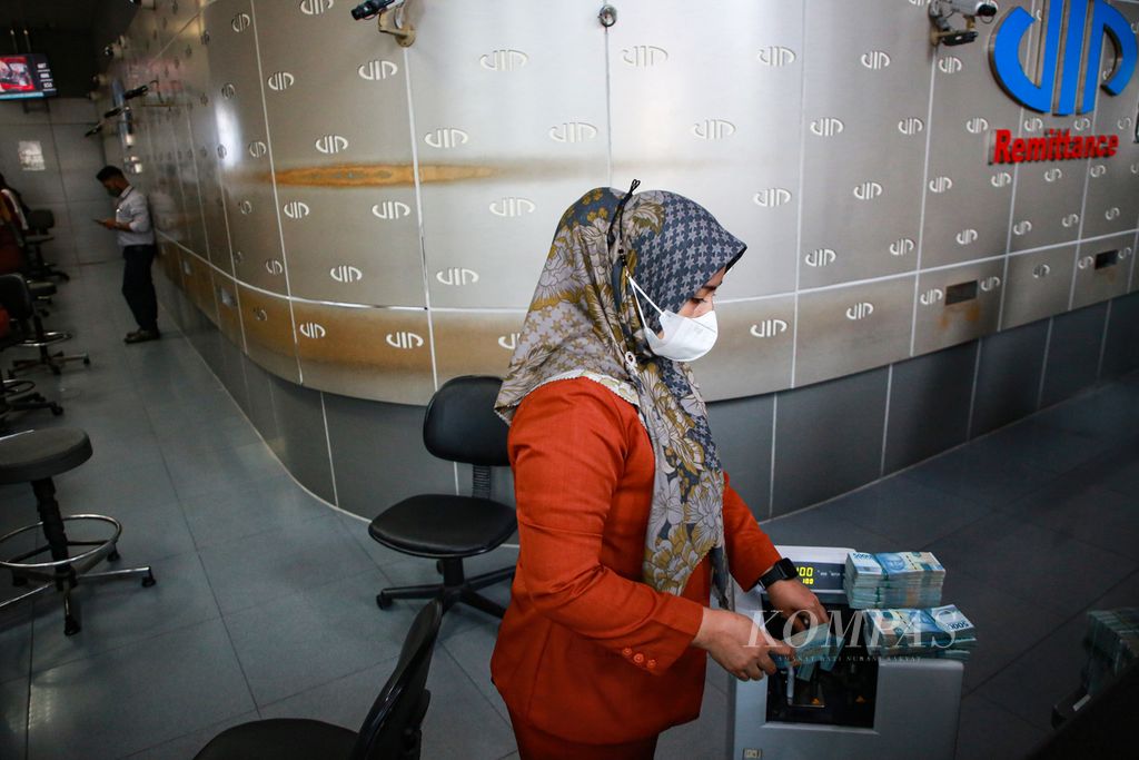 Petugas menghitung uang rupiah di tempat penukaran valuta asing di Valuta Inti Prima, di Cikini, Jakarta Pusat, Selasa (3/1/2023). Sepanjang tahun 2022, nilai tukar rupiah terhadap dollar AS melemah 9,31 persen. Pelemahan ini didorong oleh menurunnya pasokan dollar AS di dalam negeri karena adanya arus modal keluar yang dipicu kenaikan suku bunga acuan bank sentral AS, The Federal Reverse atau The Fed.