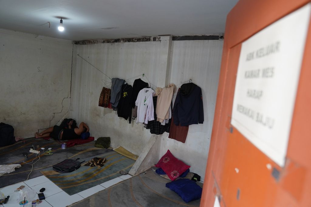 Calon anak buah kapal ikan asing berkegiatan di penampungan milik salah satu perusahaan agen penyalur (<i>manning agency</i>) di Pemalang, Jawa Tengah, Sabtu (29/7/2023). Sebelum berangkat, mereka menunggu di penampungan sembari mengurus dokumen keberangkatan dan mengikuti pelatihan bahasa atau keterampilan.