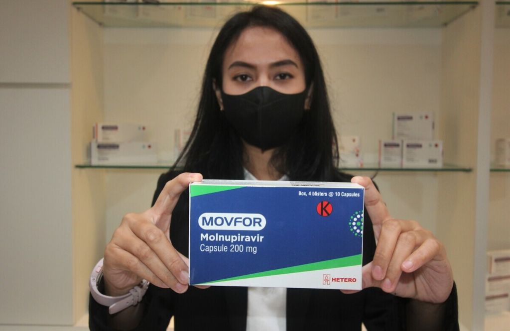 Karyawan PT Amarox Pharma Global contoh obat antivirus Covid-19, molnupiravir, di Cikarang, Kabupaten Bekasi, Jumat (14/1/2022).