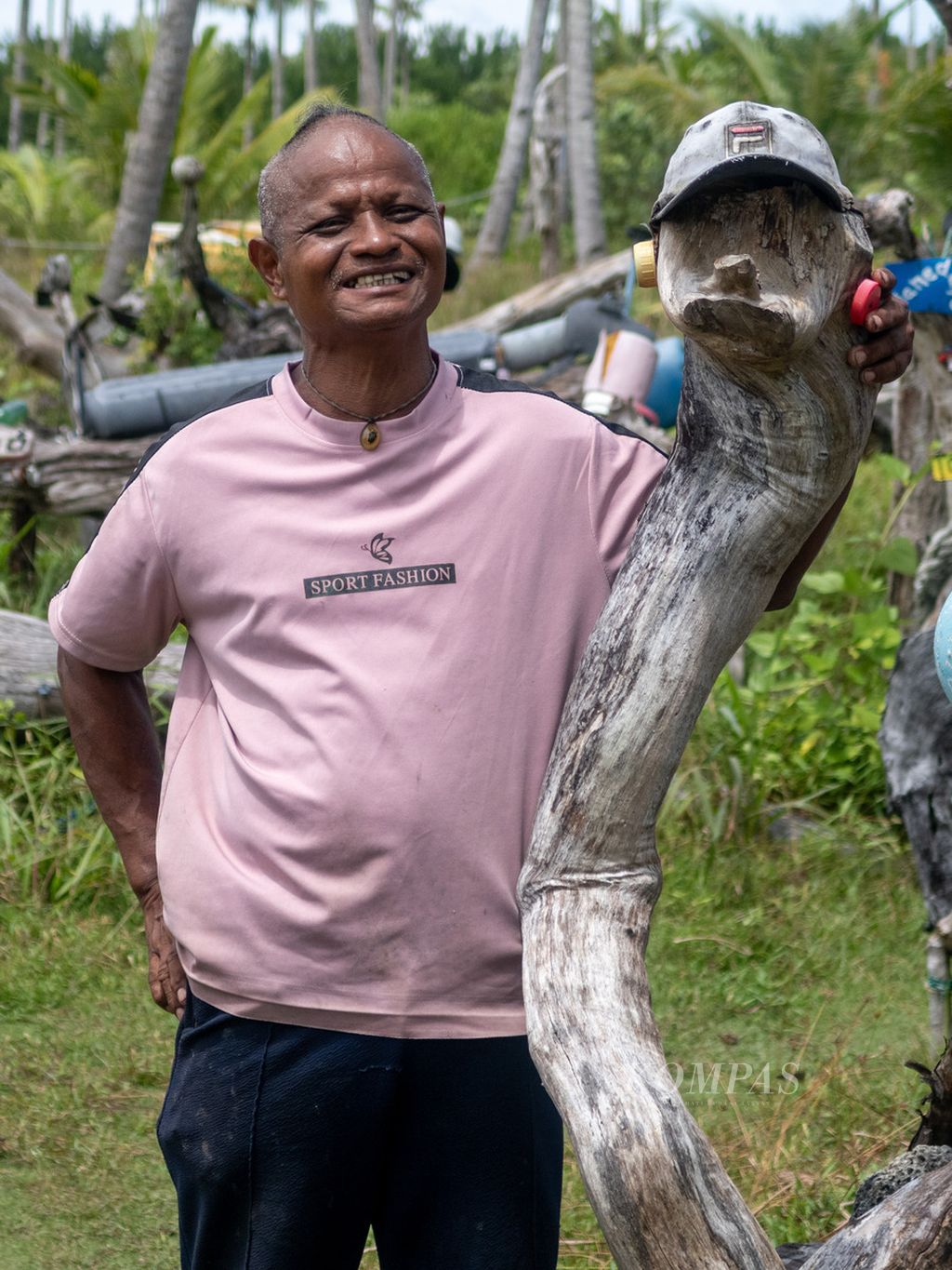 Ahmadun (50) saat ditemui di tempat tinggalnya yang dikenal sebagai Istana Sampah di Desa Pengudang, Kecamatan Teluk Sebong, Kabupaten Bintan, Kepulauan Riau, Jumat (3/2/2023).