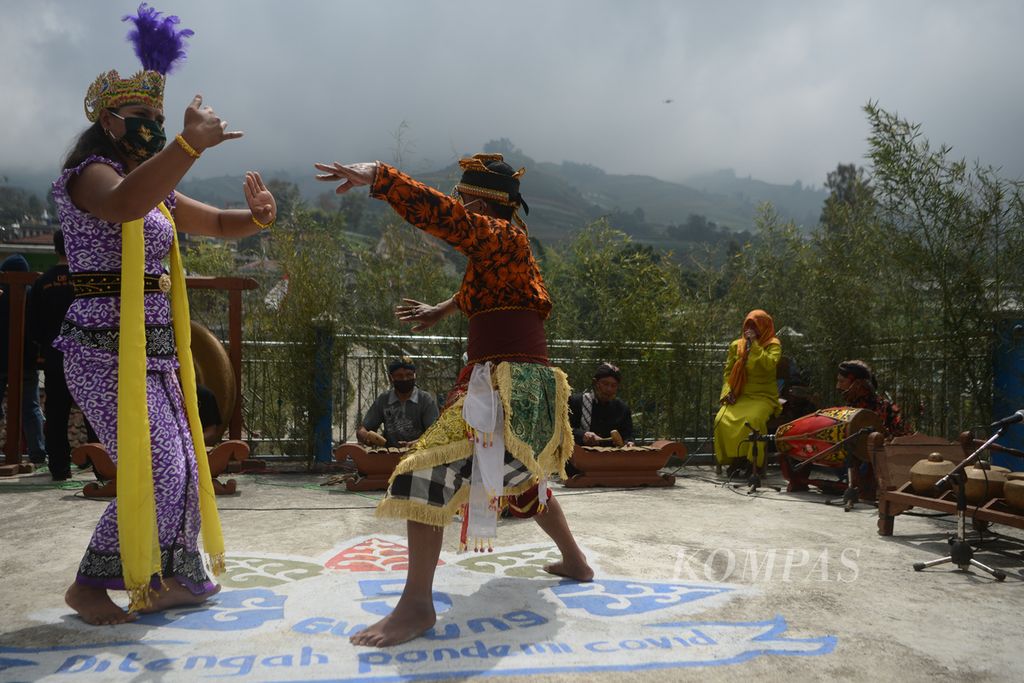 https://assetd.kompas.id/wBcVnDqIxjxGLAT4maOUNv_63FE=/1024x683/filters:watermark(https://cdn-content.kompas.id/umum/kompas_main_logo.png,-16p,-13p,0)/https%3A%2F%2Fkompas.id%2Fwp-content%2Fuploads%2F2020%2F10%2F484a9005-eaaa-4efc-b7f4-6ae54601f16e_jpg.jpg