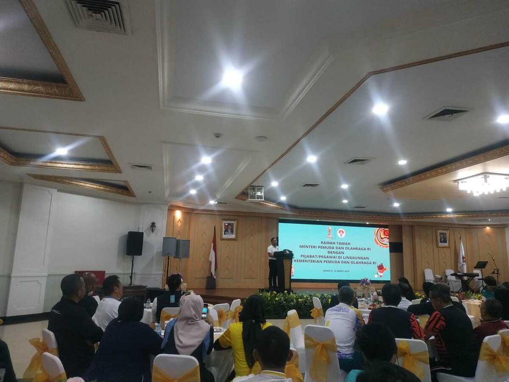 Zainudin Amali saat berpamitan dengan pegawai Kemenpora usai senam bersama di Kantor Kemenpora, Senayan, Jakarta Pusat, Jumat (10/3/2023).