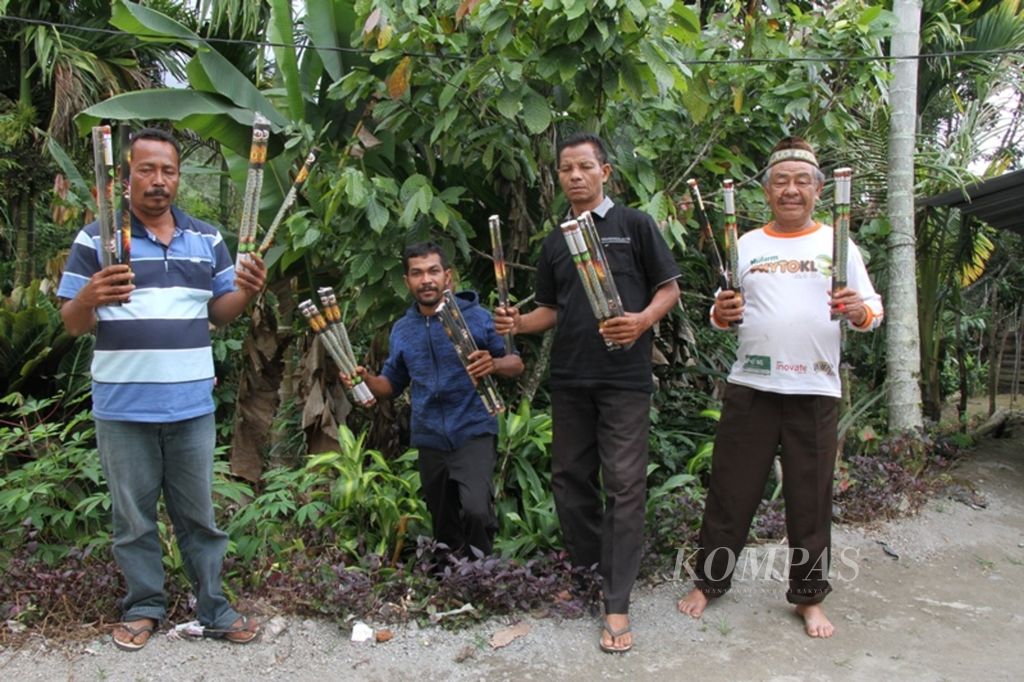 Warga Desa Karang Ampar, Kecamatan Ketol, Kabupaten Aceh Tengah, bersiap melakukan penggiringan gajah liar menggunakan petasan, Selasa (11/2/2010).