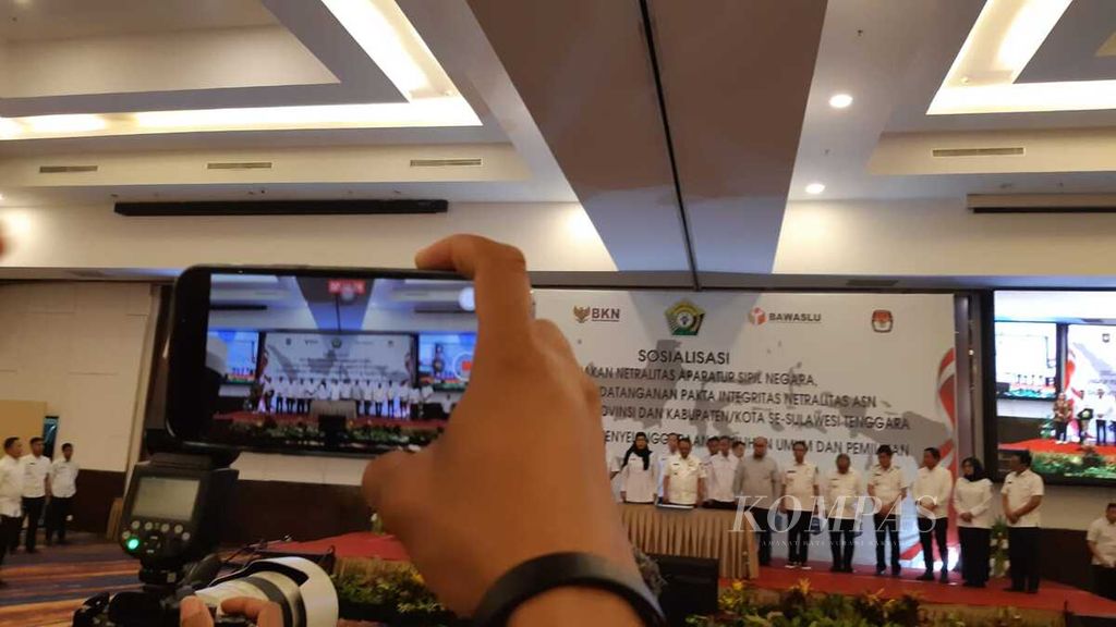 Deklarasi netralitas ASN dilakukan di Kendari, Sulawesi Tenggara, Rabu (15/11/2023), menjelang pemilu dan pemilihan 2024. Sementara itu, dua Penjabat Bupati di Sultra telah dilaporkan ke Bawaslu karena dianggap tidak netral.