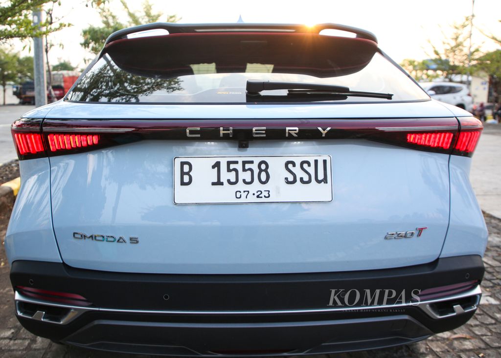 Bagian buritan Chery Omoda 5 dengan kaca dan lampu yang menyipit.
