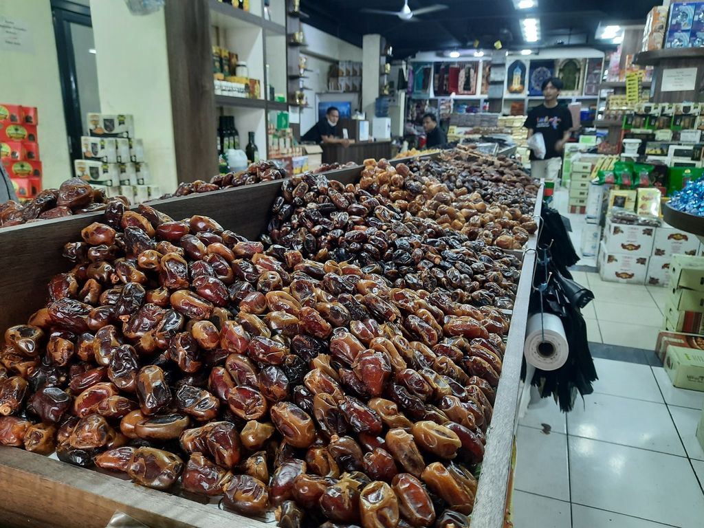 Kurma yang dijajakan di kios Blok C Pasar Tanah Abang, Jakarta, Minggu (19/3/2023).