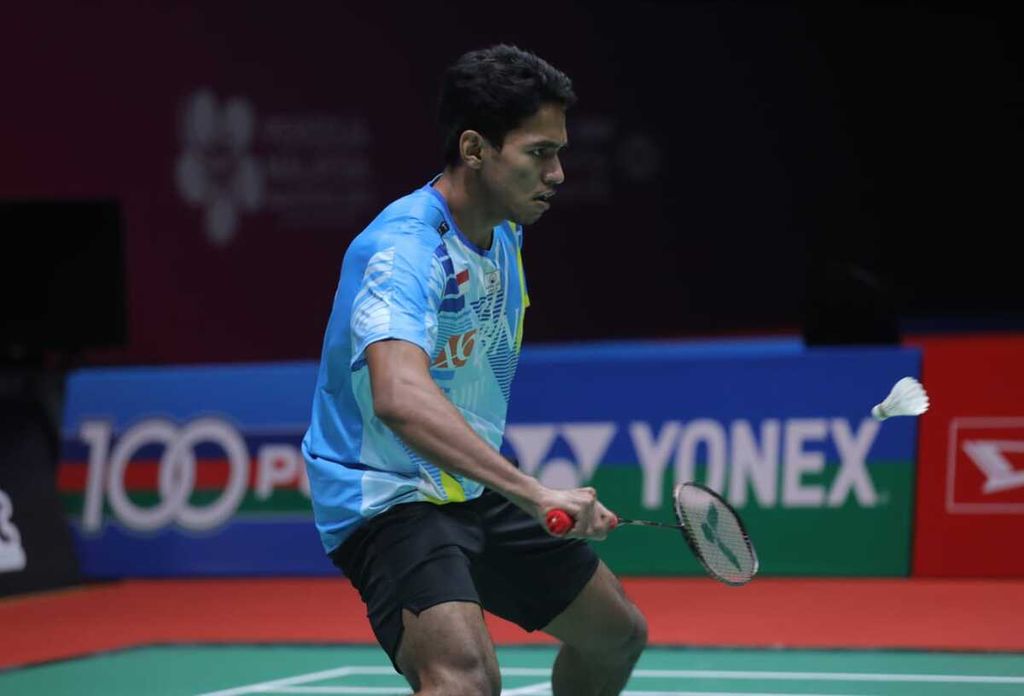 Indonesian player Chico Aura Dwi Wardoyo returned the shuttle to Chinese player Lu Guang Zu in the semifinals of the Malaysia Masters at Axiata Arena, Kuala Lumpur, Saturday (9/7/2022). Chico won with a score of 20-22, 23-21, 21-19, and was entitled to advance to the final.