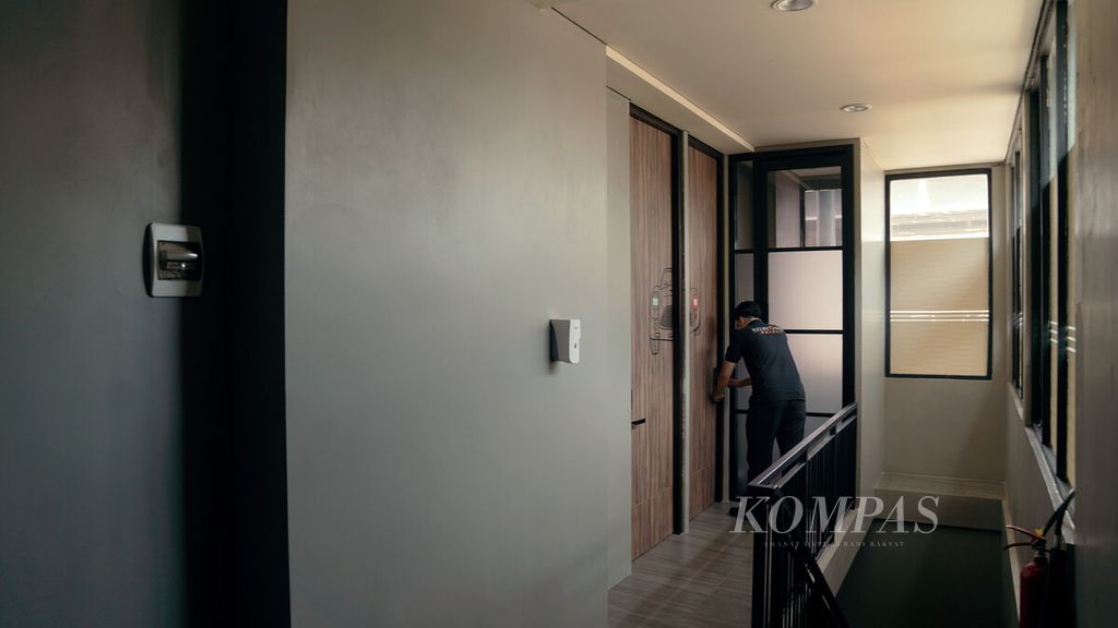 Staf Hotel Kedaton 8 Xpress mengecek kamar di tempat peristirahatan jalan tol Jakarta-Cikampek Km 19 di Bekasi, Jawa Barat (24/4/2022). Hotel yang berdiri sejak 31 Maret 2022 tersebut menyediakan 12 kamar dan dua ruang pertemuan. Adapun tarifnya per kamar adalah Rp 300.000 untuk empat jam pemakaian. Investor mulai melirik pengembangan hotel di jalan tol sebagai tempat peristirahatan yang nyaman terlebih di masa libur Lebaran. 