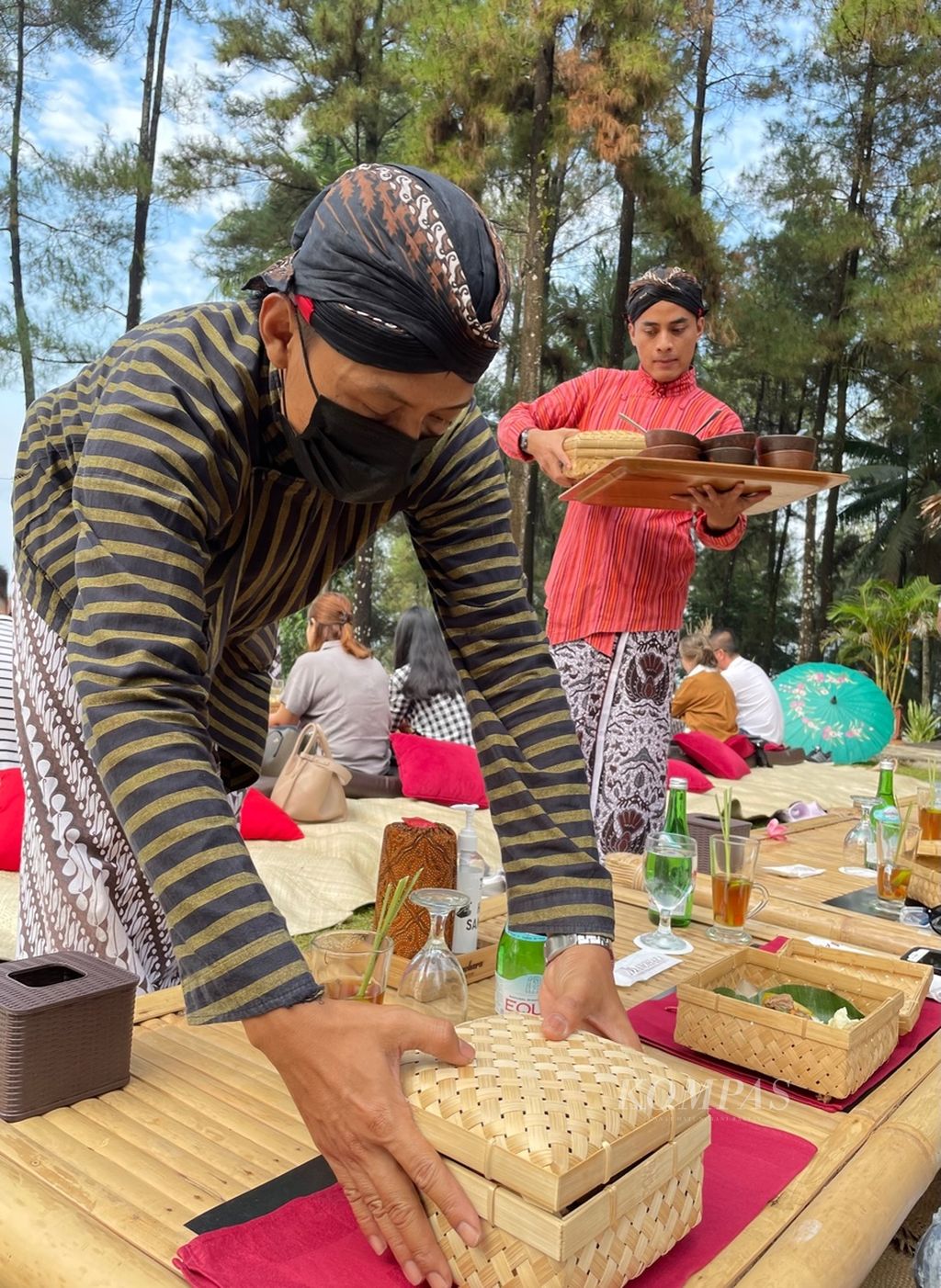 Pramusaji menyajikan menu sarapan di puncak Bukit Dagi di kompleks Taman Wisata Candi Borobudur di Magelang, Jawa Tengah, Sabtu (14/9/2022).