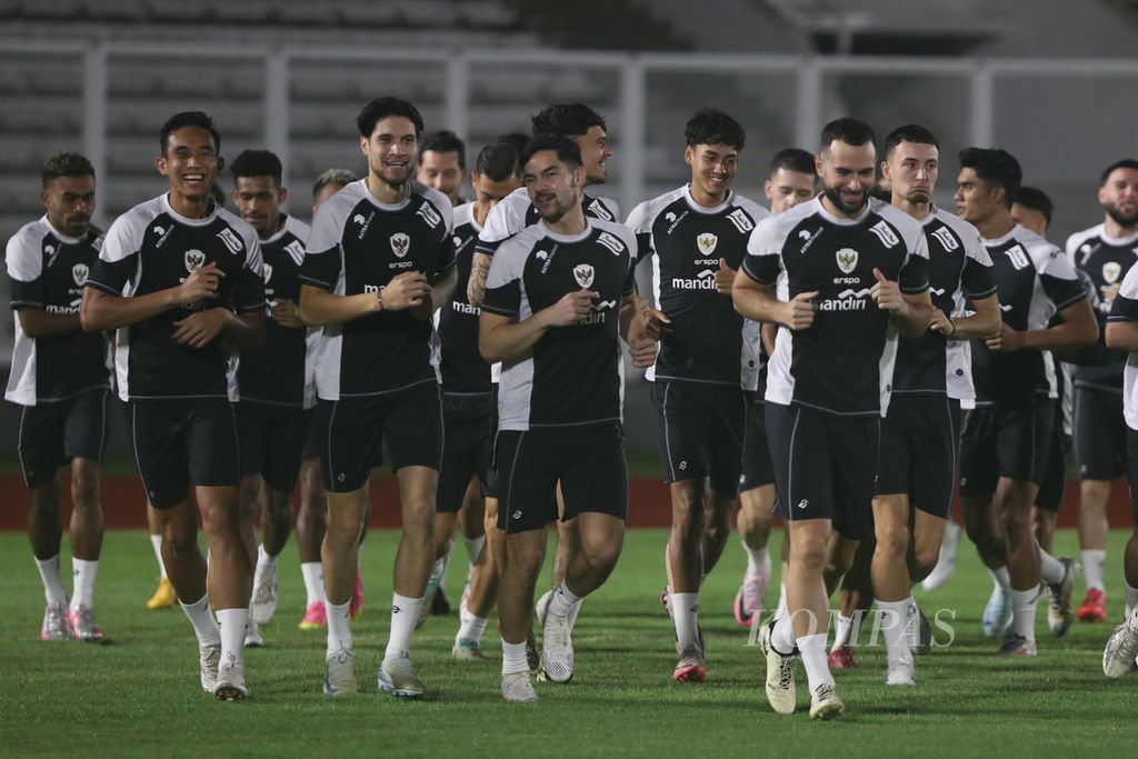 Para pemain Indonesia berlatih di Stadion Madya, Kompleks Gelora Bung Karno, Jakarta, Selasa (12/11/2024), menjelang laga lawan Jepang.